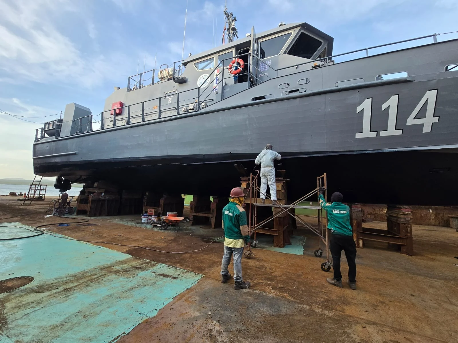Trabajos de mantenimiento en el casco de la embarcación 114